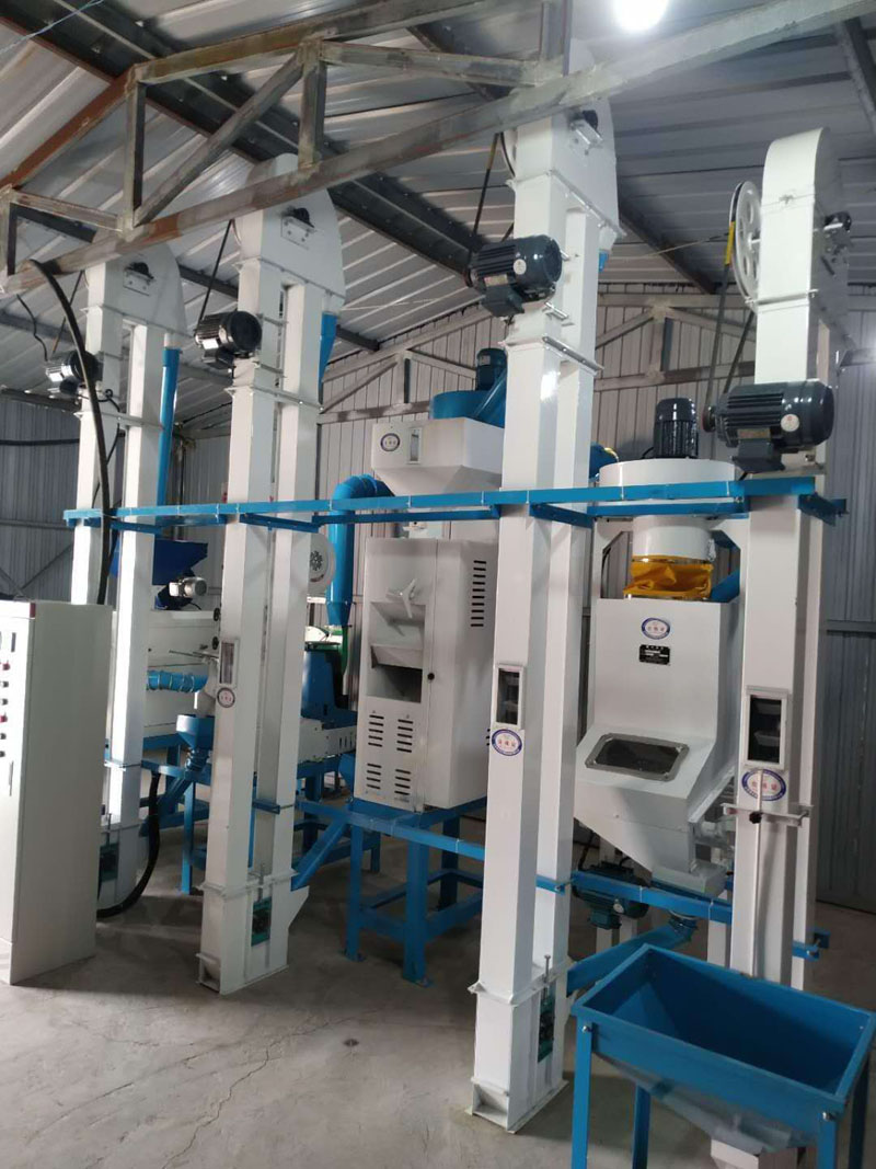 NZJ10型小米成套加工設(shè)備安裝調(diào)試完畢。河北人張家口蔚縣宋家莊鄉(xiāng)宋家莊村